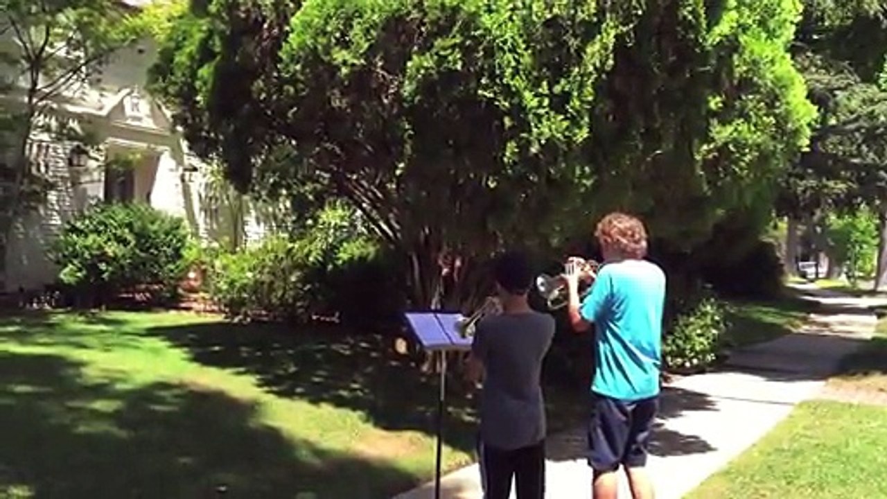 Ils jouent le thème de Star Wars devant le domicile de John Williams