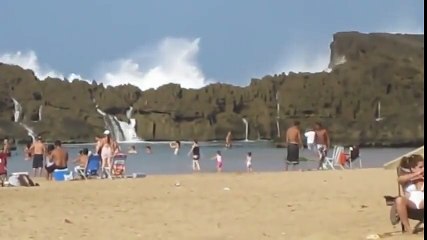 BEACH RESORT AMAZING TSUNAMI WAVES !