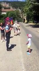Un petit garçon chante La Marseillaise face à un Gendarme