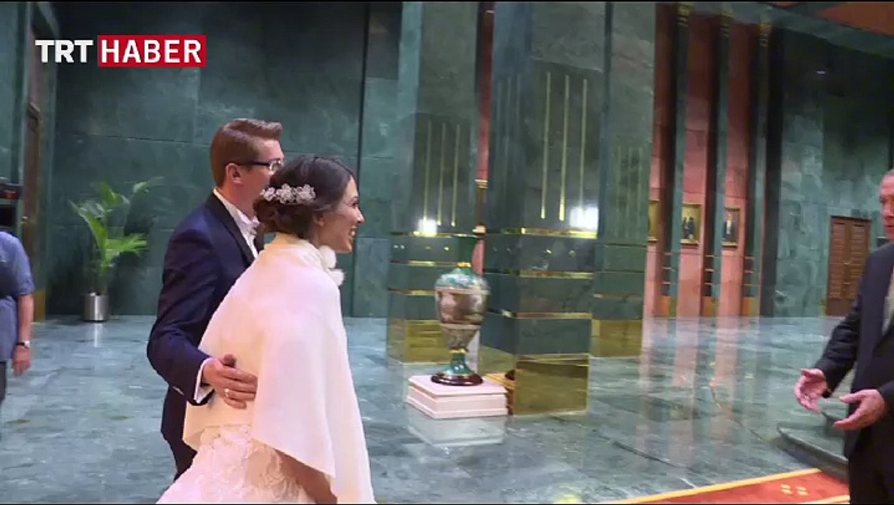 Demokrasi nöbetine katılan gelin ve damat külliyede