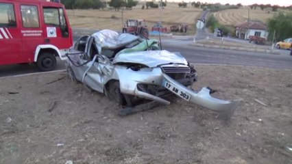 Télécharger la video: Yozgat'ta Trafik Kazası: 2 Ölü, 2 Yaralı