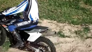 TOMBO DE MOTO INCRIVEL NAS TRILHAS VEJA É PRA MORRER DE RIR KKKKK  Top 10 mais vistos da Net