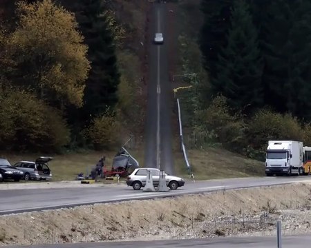 INCREDIBIL: Vezi cum arată un accident la 200 km/h! SPUNE NU VITEZEI la volan. Viața are prioritate.