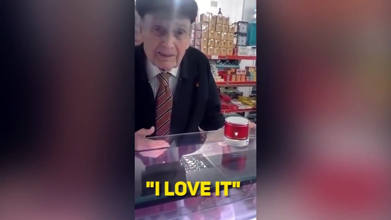 Un vieil homme entend la récitation du Coran pour la première fois