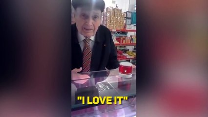 Un vieil homme entend la récitation du Coran pour la première fois