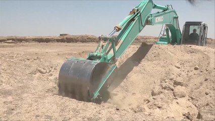 الجيش العراقي يحفر خندقا بمحيط الفلوجة