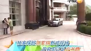 [2010/05/25] 華娛衛視: 獨家探班賀軍翔新戲現場 開名車過足少爺癮