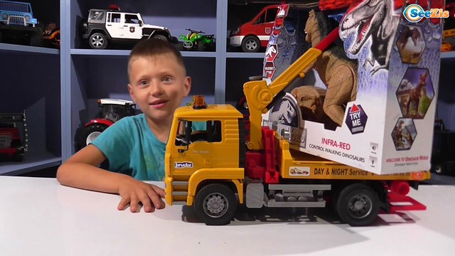 Эвакуатор BRUDER MAN. Сюрприз для Игорька - Динозавр на Радиоуправлении. Видео для детей