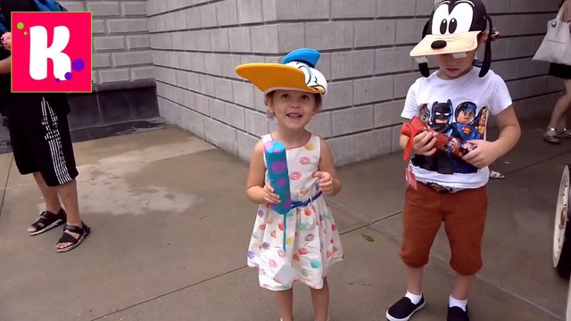 Катаемся на поезде и аттракционах Винни Пух и Катя кушает мороженое Микки Маус в Диснейленд Гонконг новое видео на канал