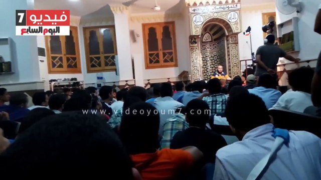 بالفيديو .. داعية سلفى يسيطر على مسجد بالإسكندرية بعيدا عن أعين الأوقاف