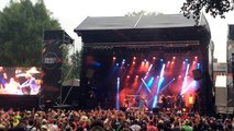 Doc Gyneco fait monter un papa et sa fille sur scène aux Francofolies de Spa