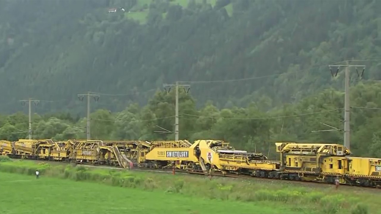 Une machine incroyable qui pose les rails des trains