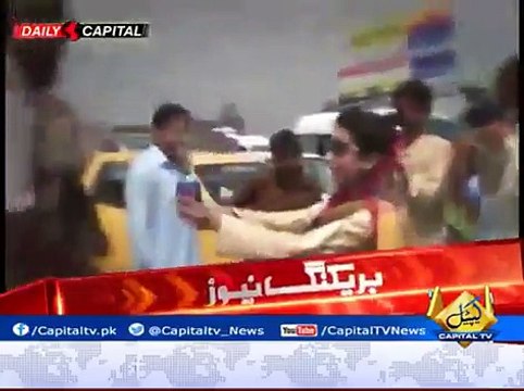 Peshawar University Students Appreciates Peshawar Police By Giving Them Flowers