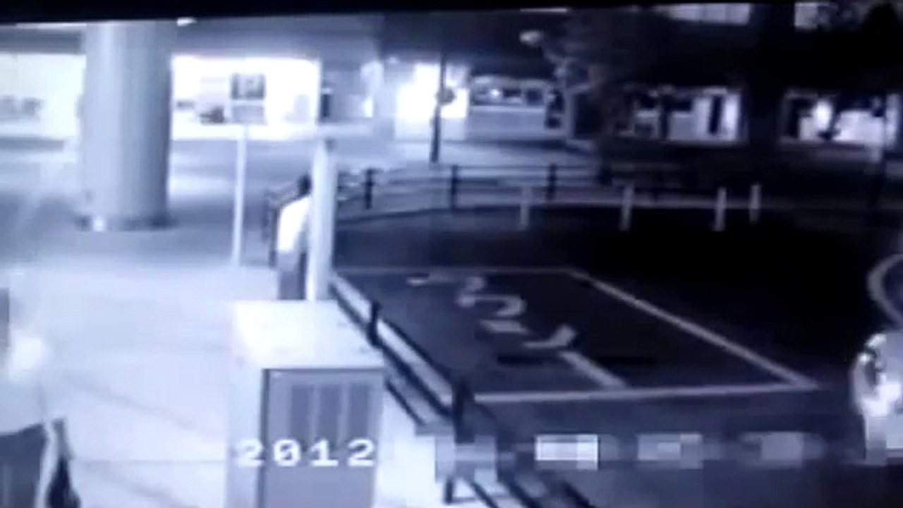 Graban El ‘Espíritu’ De Una Mujer Siguiendo A Un Hombre Y Subiéndose Con Él A Un Taxi