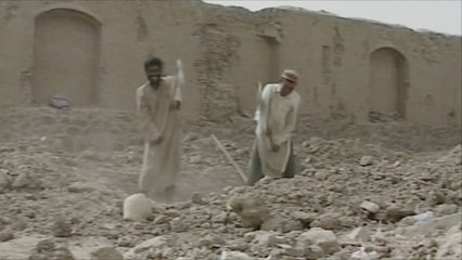 أرشيف - حفر خنادق بقندهار لتفادي الغارات الأميركية