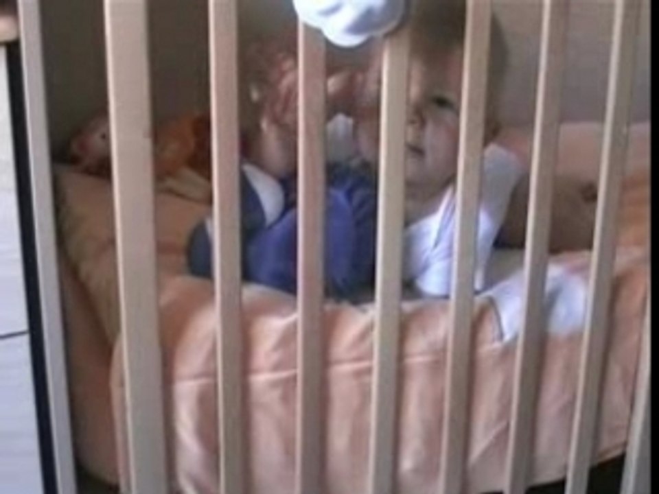 Benoit debout dans le lit