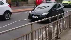 Un moniteur d'auto-école roule sur un homme qui a tapé sur sa voiture et prend la fuite !
