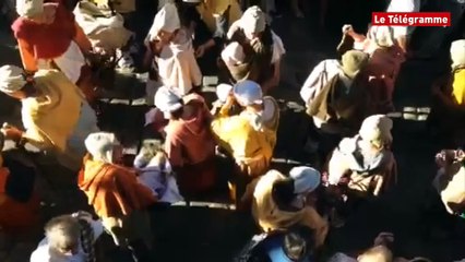 Dinan. Montée du Jerzual à la Fête des remparts