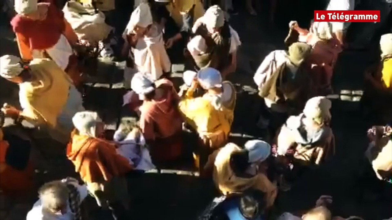 Dinan. Montée du Jerzual à la Fête des remparts