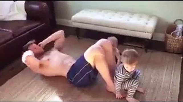 Muscu en famille : quand papa et bébé s'amusent comme des fous