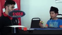 Ce gamin fini un Rubik's cube les yeux bandés - Petit génie