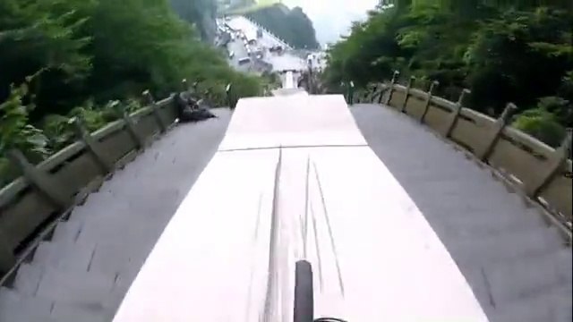 Il descend 999 marches en VTT - Antoni Villoni