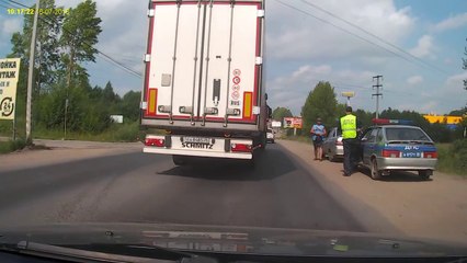 Doubler par la droite sur le bas-coté : très mauvaise idée!
