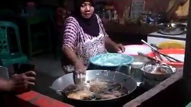 Elle plonge ses mains dans l'huile bouillante et même pas mal!!!