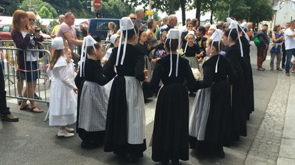 Le défilé des enfants au festival de Cornouaille