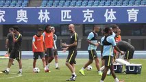 El Manchester City de Guardiola entrena en Pekín la víspera del encuentro con el equipo de Mourinho