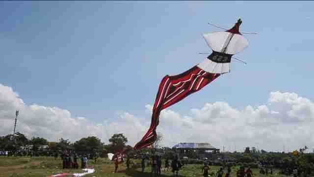 Cometas tradicionales sobrevuelan el cielo de Bali en un certamen internacional
