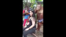 Un Orang-outan coquin touche les seins d'une fille