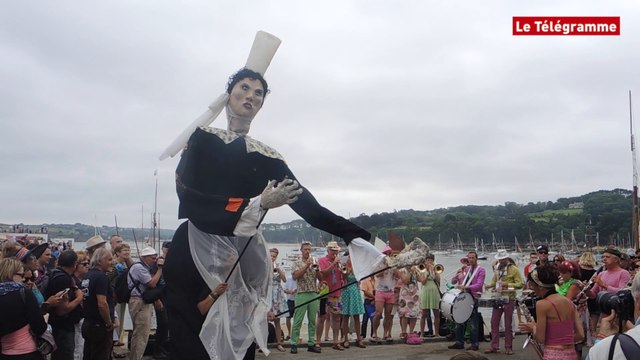 Douarnenez. Temps Fête. Toujours des quais animés