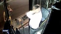 Darbeciler otobüs şoförüne böyle müdahale etmiş