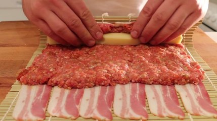 Ele enrola carne picada e queijo em bacon... O resultado vai te deixar com água na boca!