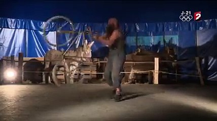 cet homme vit seul avec 4 ànes et il n'a pas l'air de s'ennuyer