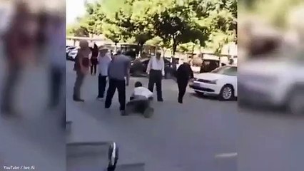 Malgré leurs réactions, ce mendiant se fait déshabiller par un passant pour une raison valable.