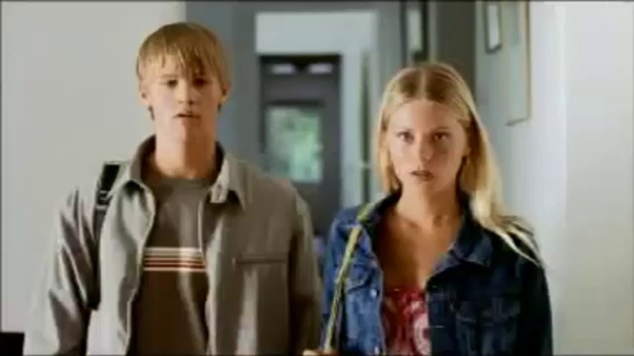 Cette pub Ikéa est tout simplement géniale...mais elle est censurée à la TV... Hilarant !!