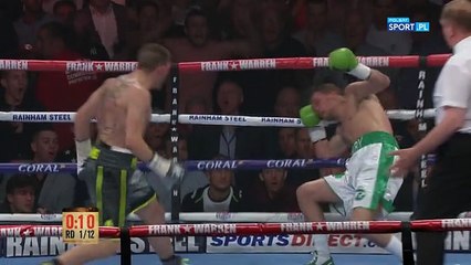 Czy sędzia powinien liczyć pięściarza po upadku na liny