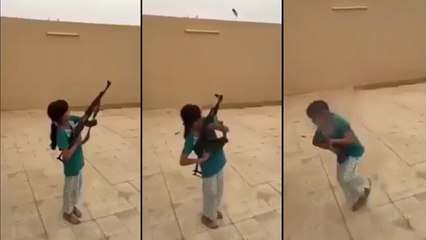 Il donne à une petite fille de 10ans une AK-47