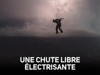Avec son surf, il saute en parachute en pleine tempête