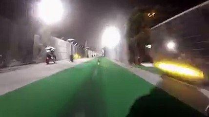 Une motocross et une motoneige sautent au dessus d'une rivière