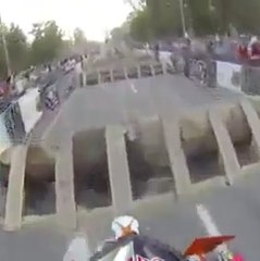 Une incroyable course d'obstacle en moto