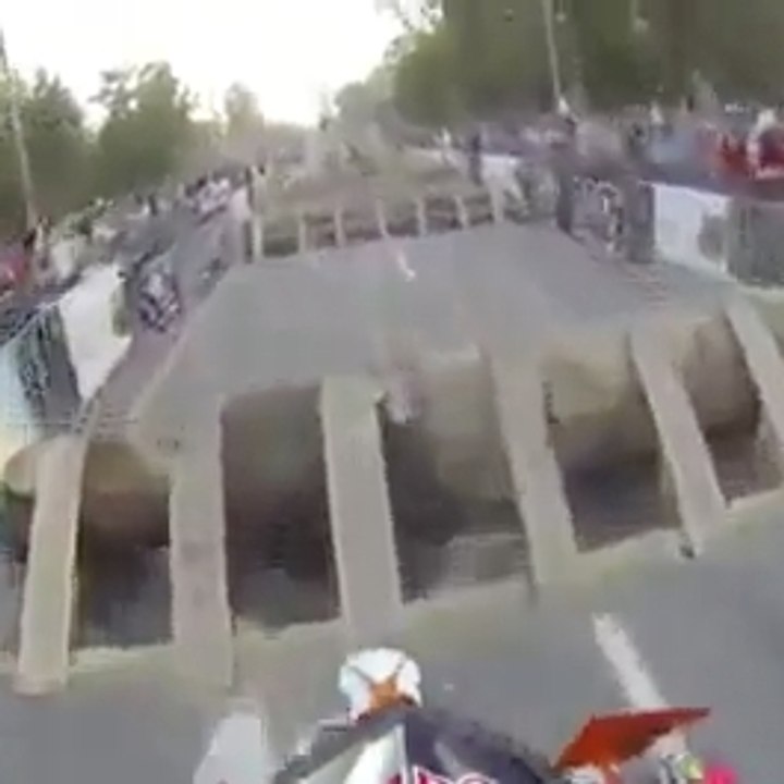 Une incroyable course d'obstacle en moto