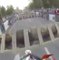 Um motociclista demonstra sua incrível habilidade em uma corrida de obstáculos
