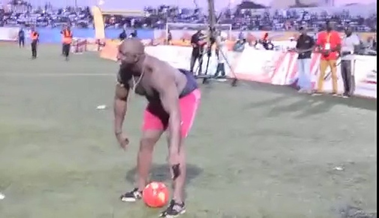 LAC DE GUIERS joue au football avant d'affronter YEKINI