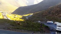 Un camion fonce sur un autre camion en panne sur une route de montagne