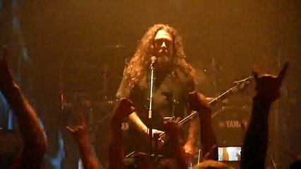 Un fan lui crache dessus il arrête le concert