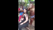 Un Orang-outan coquin touche les seins d'une fille !