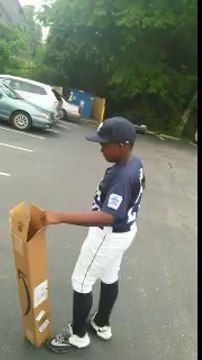 Un père surprend son fils avec un cadeau dans le coffre de la voiture